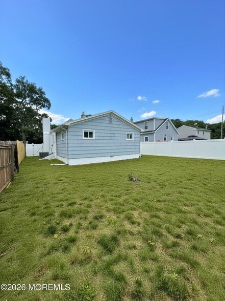 Building Photo - 484 Bara St