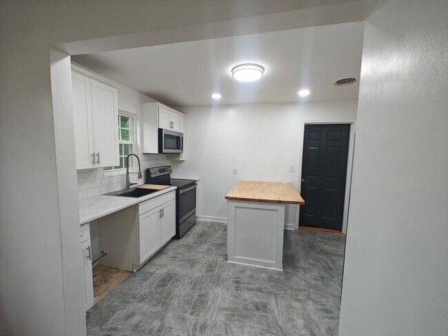 Building Photo - 3 bedroom home