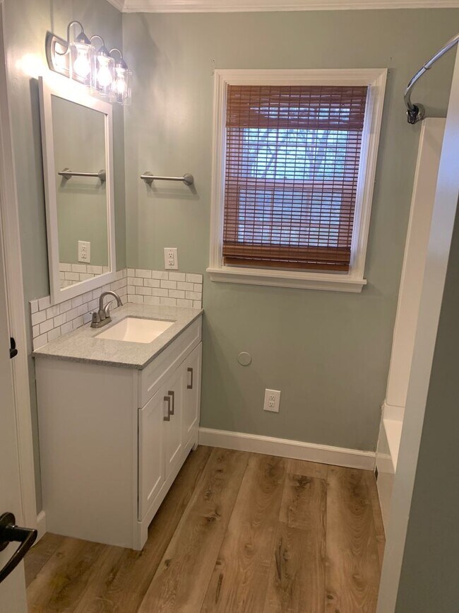 Building Photo - Charming Five-Bedroom Retreat with Finished Basement and Modern Amenities!