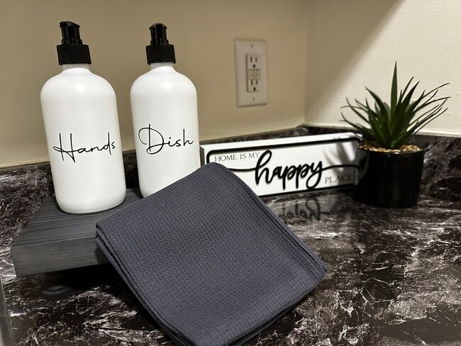 Building Photo - 112 Robbins Ave