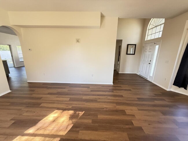 Building Photo - Beautifully remodeled 6 bedroom - 3 bath h...