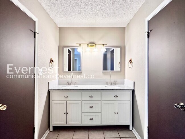 Building Photo - 4 Bed/2.5 Bath Home with Fenced Yard & Garage / Available Now!