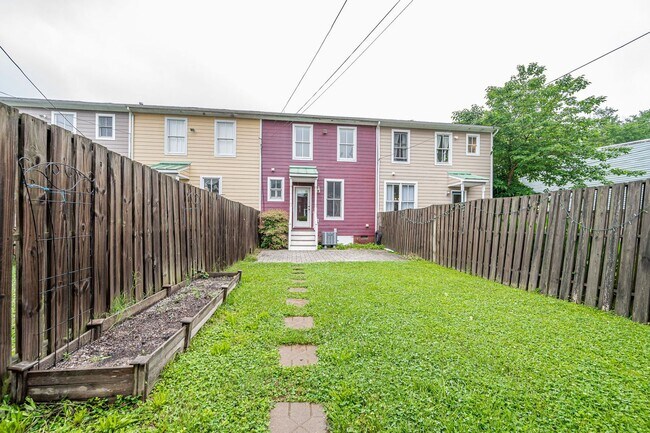Building Photo - Modern 3BR/2.5BA Oregon Hill Townhome with 2-Car Garage — Walk to VCU & James River — $2,550/mo!