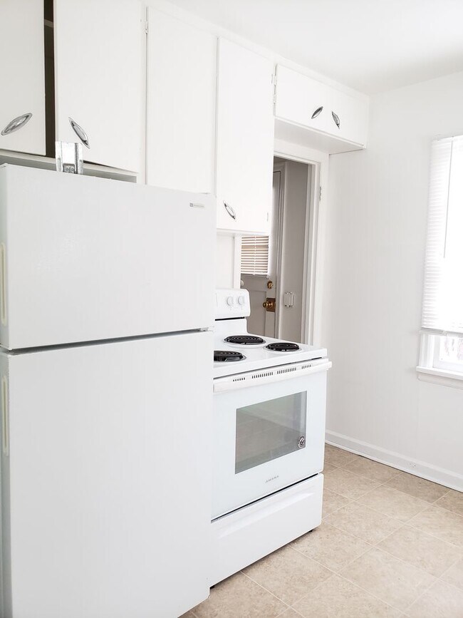 Building Photo - Pet Friendly 2 Bedroom Home Available Soon!