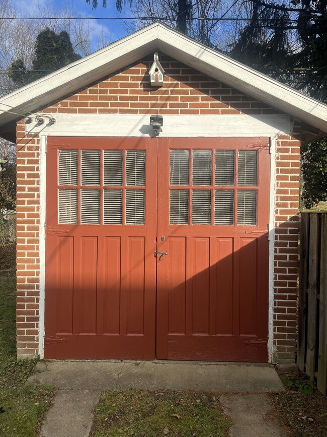 Building Photo - 1209 Elm Ave