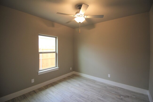 Building Photo - Located 1 Mile from IH 35/ No Carpet / Ton...