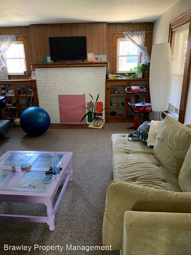 Building Photo - 5 br, 2.5 bath House - 114 E. 1st St