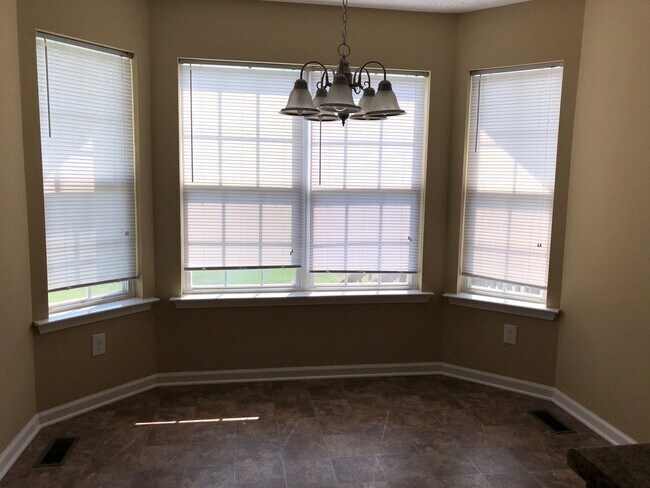 Building Photo - 3 bedroom 2 bath with unfinished Area-Storage