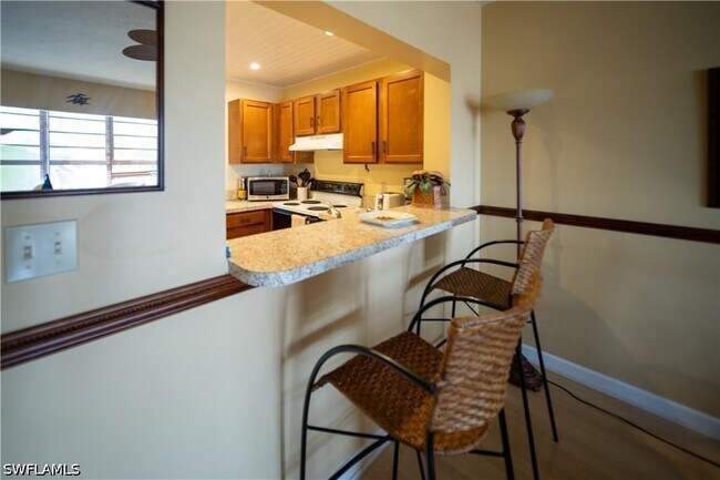 Building Photo - 807 River Point Dr