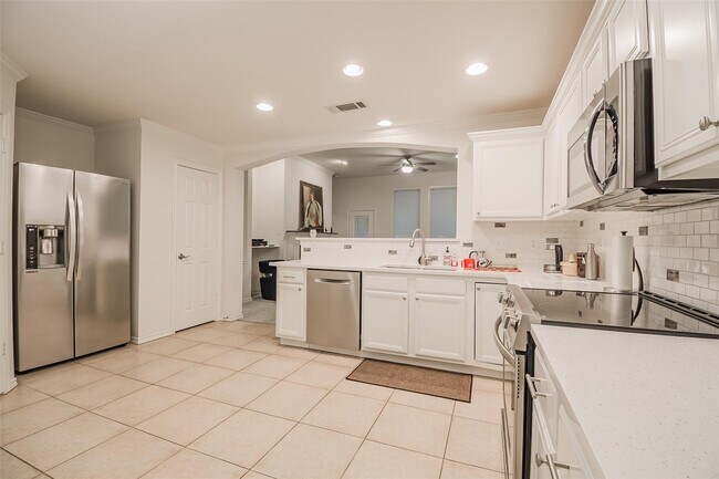 Building Photo - 4828 Holly Berry Dr