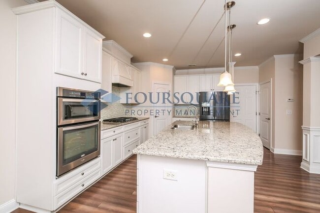 Building Photo - Elegant 3-Bed Townhome , Screened Porch & 2-Car Garage – Prime Davis Drive Location