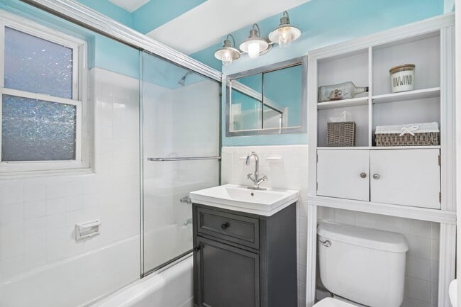 Building Photo - 321 E 45th St