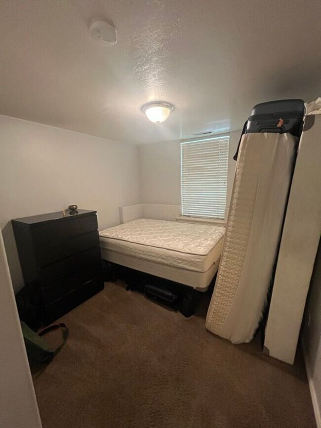 Building Photo - Bedroom Available in Provo