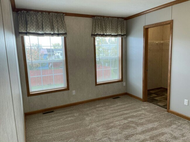 Building Photo - 638 Birchwood Dr