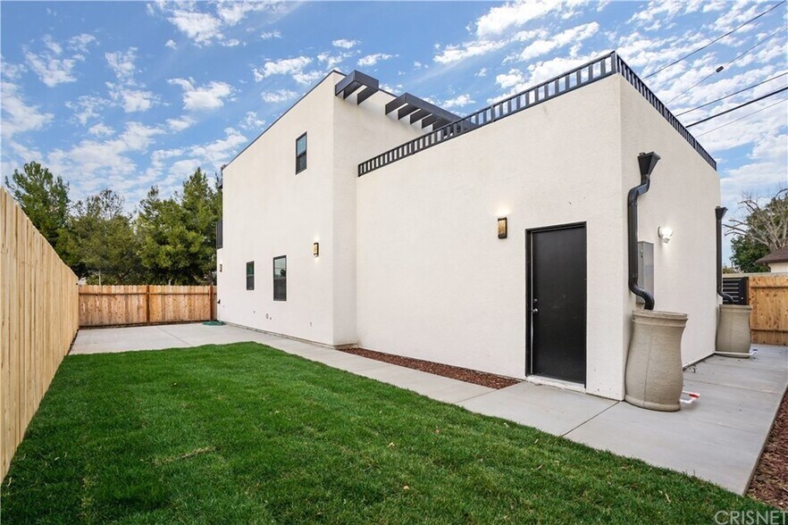 Building Photo - 18060 W Oxnard St