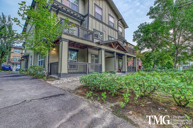 Building Photo - Beautiful 1br Condo in Sherwood. End unit ...