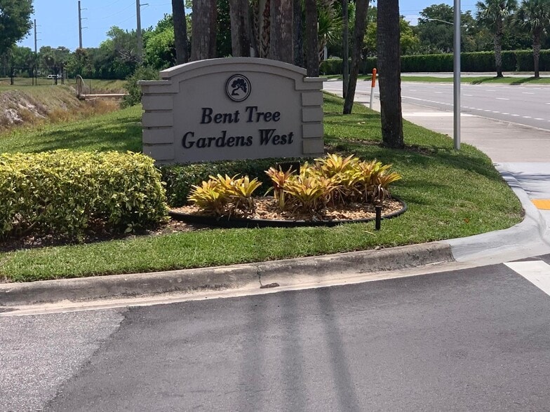 Building Photo - 9905 Pineapple Tree Dr