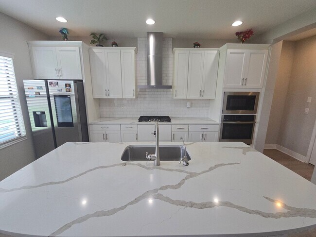 Building Photo - Gorgeous 5-Bedroom, 3-Bathroom in Riverview