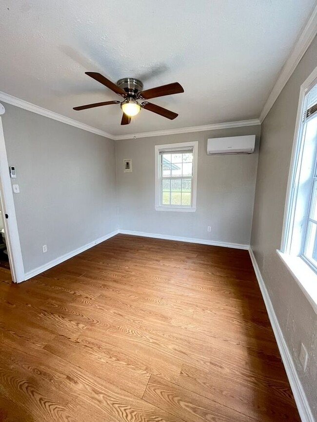 Building Photo - 2 Bed 1 Bath