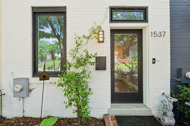 Building Photo - Capital Hill Rowhome