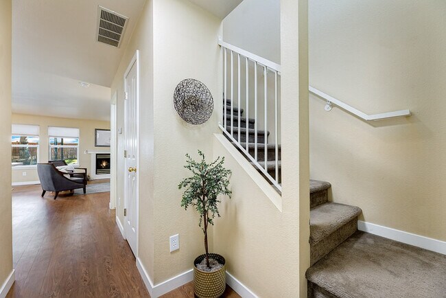 Building Photo - 3 Bed 2.5 Bath Townhome in Prime Boise Location!