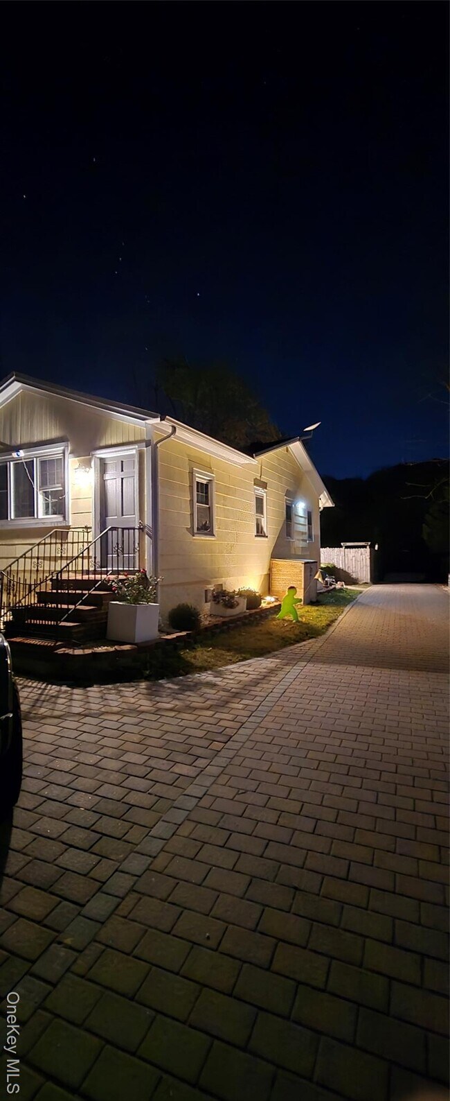 Building Photo - 338 Main St