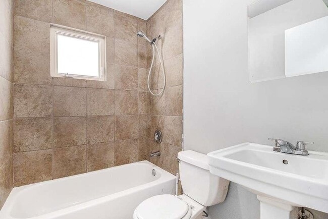 Building Photo - 561 Formwalt St SW