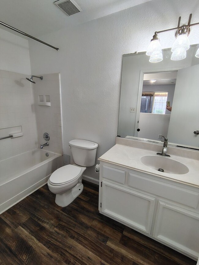 Building Photo - 2218 Heritage Manor Dr