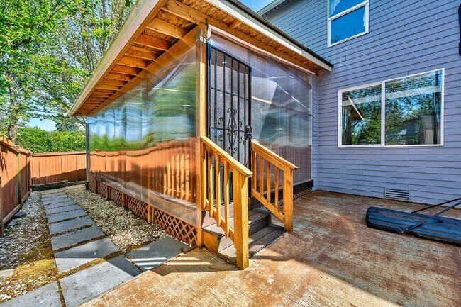 Building Photo - Mountlake Terrace Two Story Home