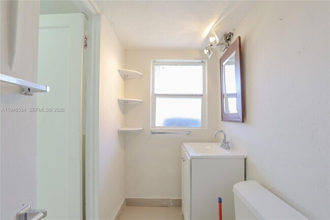 Building Photo - 2250 NE 136th St