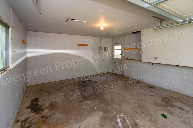 Building Photo - 1916 Larkspur Dr