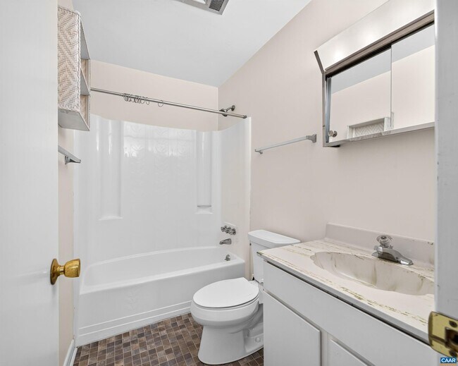 Building Photo - 225 Harvest Dr