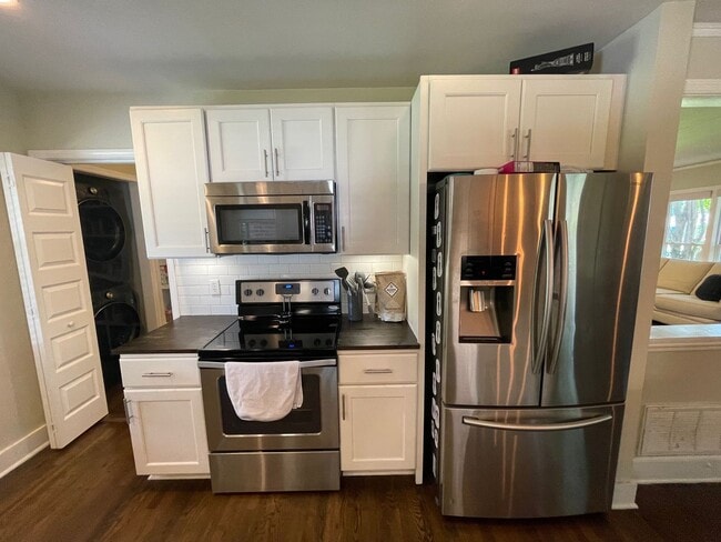 Building Photo - Updated 3 Bedroom Home