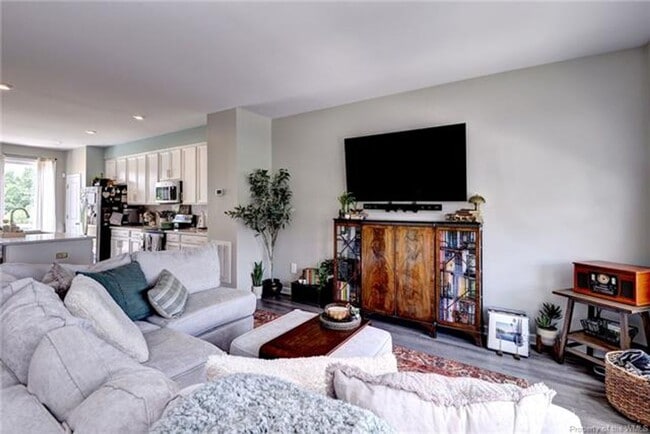 Building Photo - 3 Level Town home with 3 bedrooms and a bonus