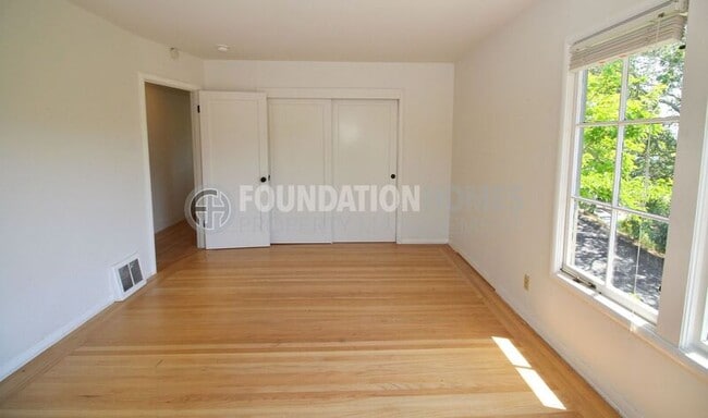 Building Photo - 107 Bretano Way