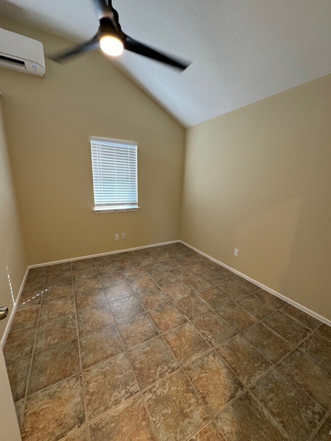 Building Photo - 1010 Rockmoor
