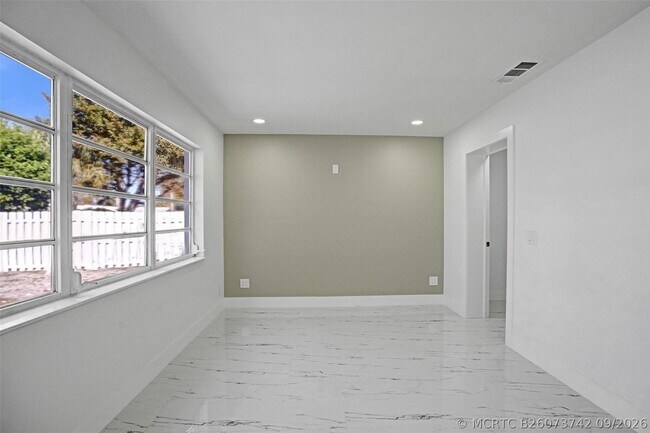 Building Photo - 1437 SW 1st Ave