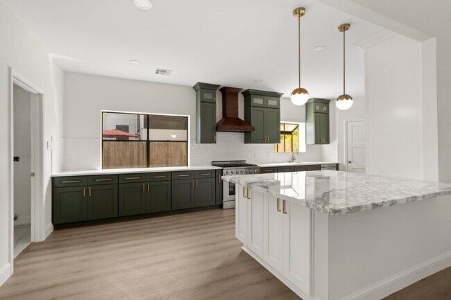 Building Photo - 3223 Country Club Blvd