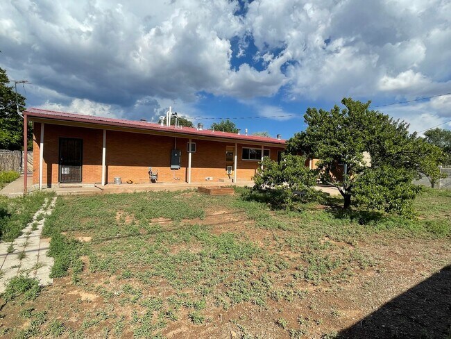 Building Photo - 512 Camino Solano