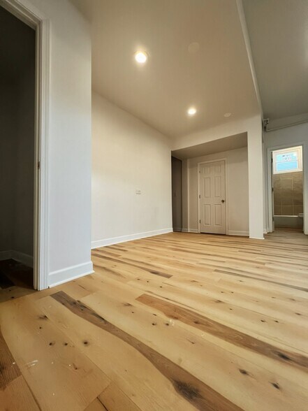 Building Photo - 2651 W North Ave