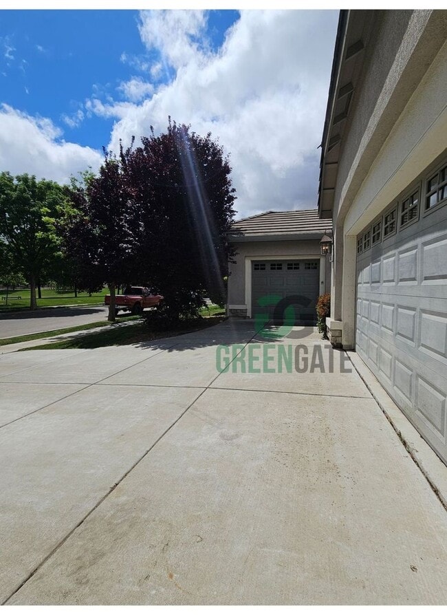 Building Photo - Spacious 4 Bedroom 3 Bath in Patterson! AV...