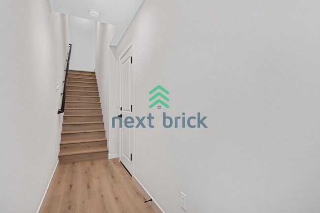 Building Photo - 3 BED & 2.5 BATH TOWNHOUSE FOR RENT