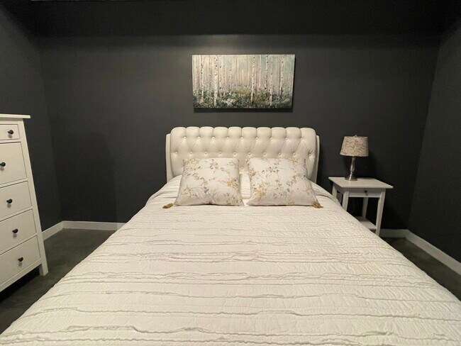 bedding/linens included - 620 Glen Iris Dr NE