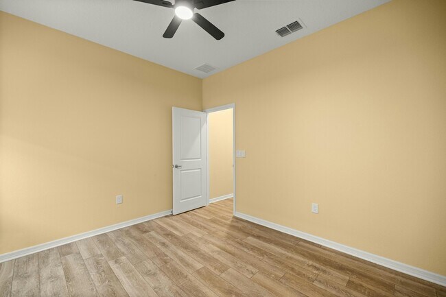 Building Photo - 6137 SW 70th Ave