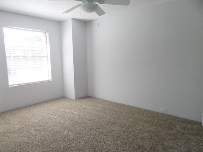 Building Photo - 2 BDRM TWNHSE AT POINTE TAPATIO