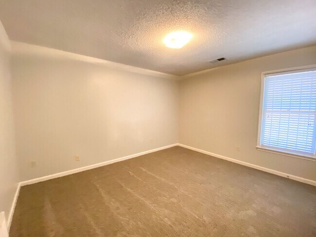 Building Photo - 3 bed 2 bath in Cordova w/ nearly 1800 Sq ft