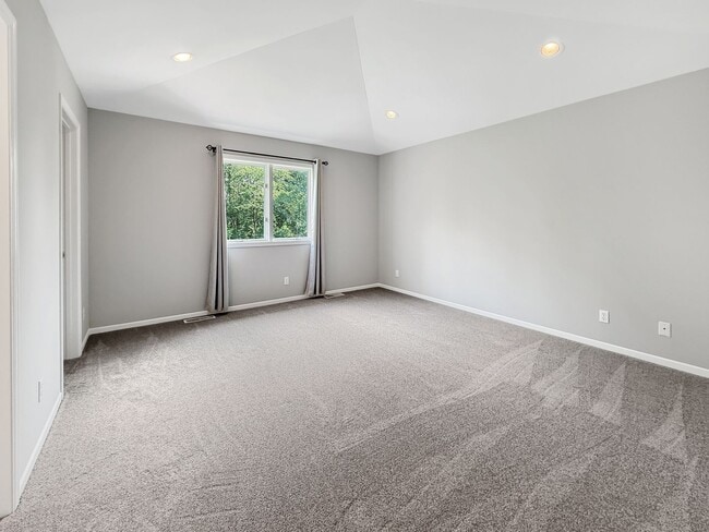 Building Photo - 3200 Lakeside Dr