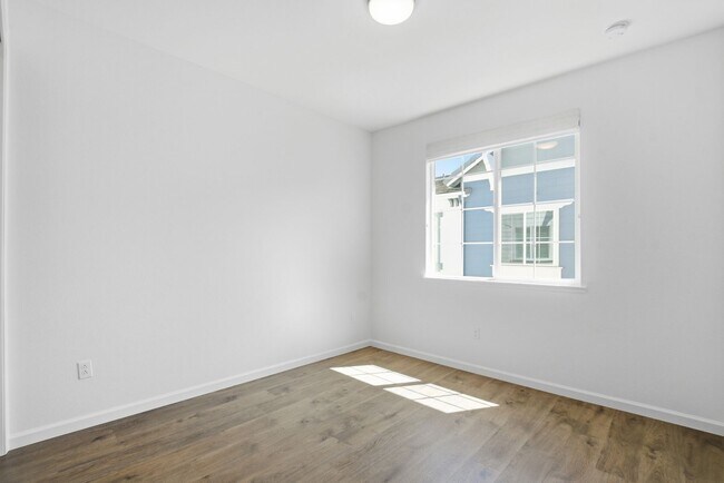 Building Photo - Spacious 3 Bed Townhome with Garage, A/C & Modern Finishes