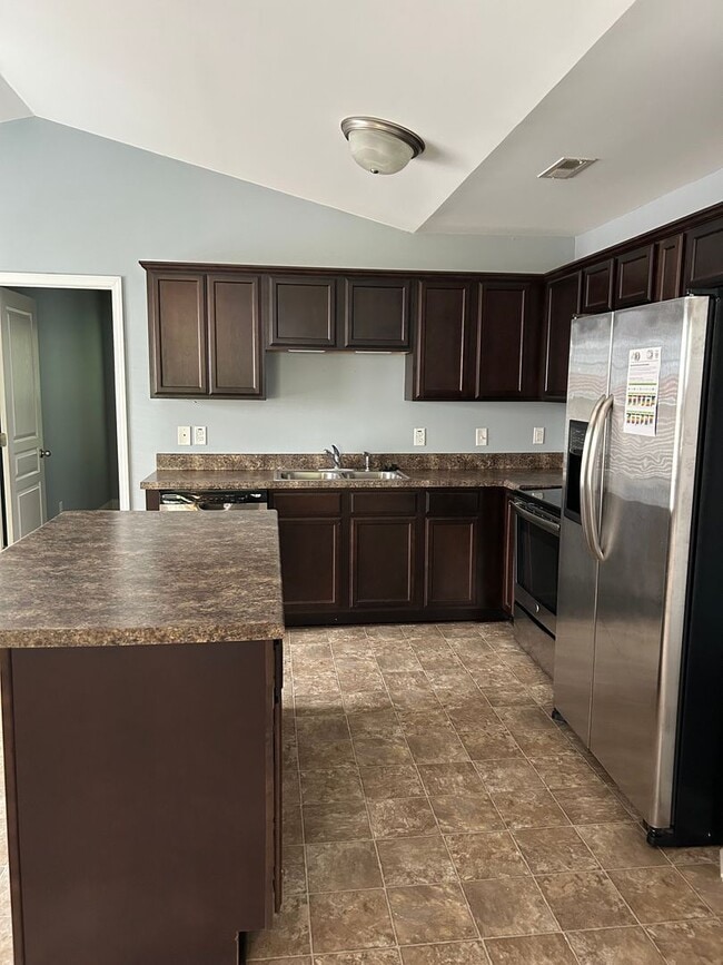 Building Photo - 3 Bedroom 2 Bath