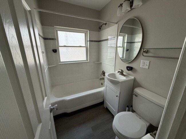 Building Photo - 325 E Englewood Ave